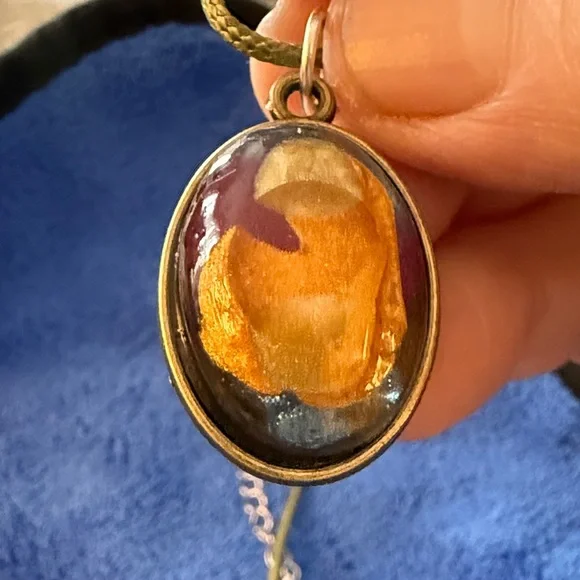 Unique Resin Elegant Gold Pendant Necklace - Picture 8 of 9